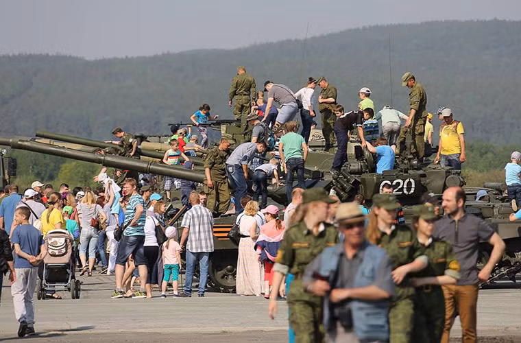 Trong khi đó Lục quân Nga cũng không kém cạnh khi mang tới Yekaterinburg các dòng xe tăng và pháo tự hành mạnh nhất của mình như T-90, T-72B3 và pháo tự hành 2S19 Msta-S. Nguồn ảnh: Bộ Quốc phòng Nga