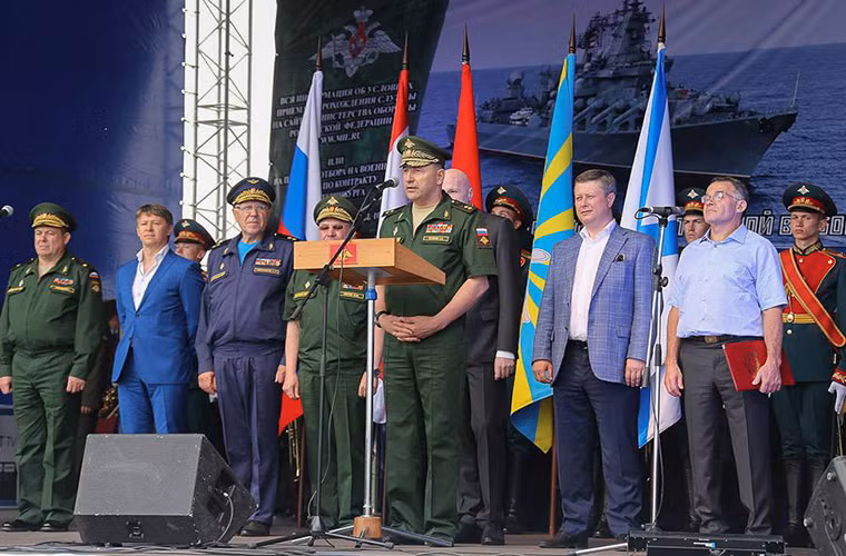 Đại tá Alexander Yarenko phát biểu trong lễ khai mạc ngày hội tòng quân ở Yekaterinburg với đại diện của các binh chủng tham gia tuyển quân. Nguồn ảnh: Bộ Quốc phòng Nga