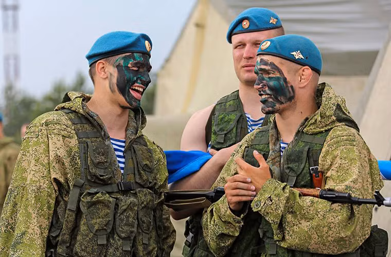 Theo Tham mưu trưởng Quân khu Trung tâm Nga, Đại tá Alexander Yarenko cho biết, trong ngày hội tòng quân diễn ra ở Yekaterinburg họ đã tuyển được 200 tân binh phục vụ trong nhiều binh chủng khác nhau trong đó có tới 30 người là nữ giới. Nguồn ảnh: Bộ Quốc phòng Nga