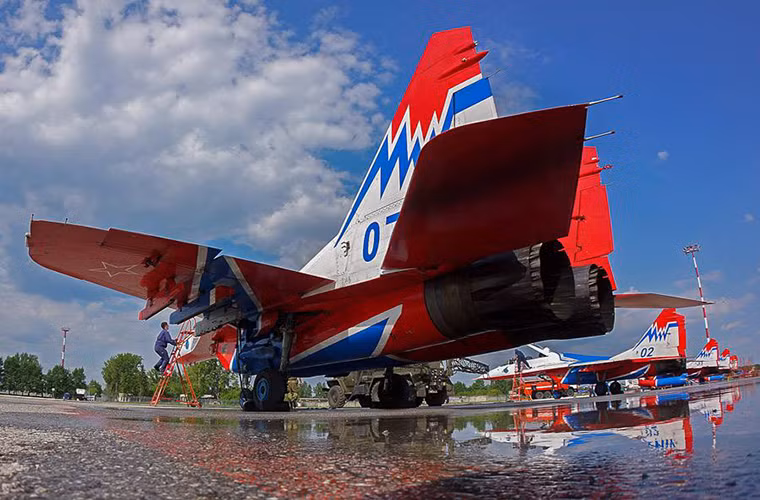 Theo Bộ Quốc phòng Nga đưa tin cho hay, ngày hội tòng quân với quy mô lớn nhất từ trước tới nay đã được Quân đội Nga tổ chức tại thành phố Yekaterinburg với sự tham gia của hơn 15.000 người. Mục tiêu của ngày hội là khơi dậy lòng yêu nước của các công dân Nga đủ tuổi tham gia lực lượng vũ trang của nước này dưới dạng hợp đồng quân nhân. Nguồn ảnh: Bộ Quốc phòng Nga