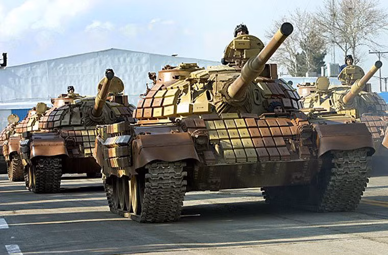 75 xe tăng chiến đấu chủ lực T-62, 200 chiếc Type-69 và 200 Type-59 của Trung Quốc. 150 xe tăng M60, 168 M48 của Mỹ. Tổng số xe tăng thiết giáp của Iran hơn 3.000 chiếc.