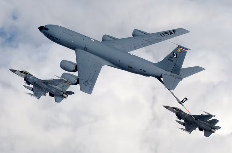 Quay lại các dòng máy bay quân sự do Boeing chế tạo, công ty này không mấy thành công với các mẫu máy bay chiến đấu nhưng lại thống trị phân khúc máy bay vận tải quân sự của Mỹ. Như máy bay tiếp nhiên liệu trên không KC -135 Stratotanker nó được chế tạo từ năm 1956 và hoạt động cho tới tận ngày nay.