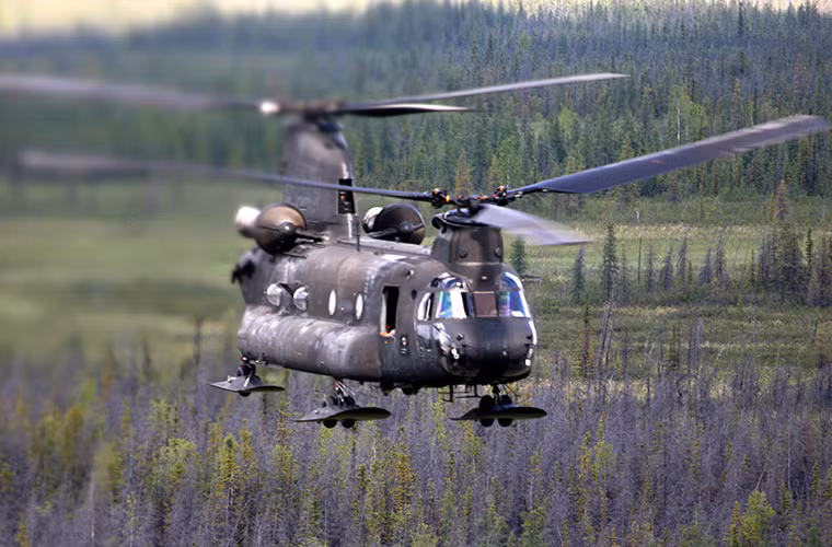 Có lẽ cái tên CH-47 Chinook đã quá quen thuộc trong mọi cuộc chiến có sự tham gia của Quân đội Mỹ và nó cũng là một trong những dòng trực thăng thành công nhất của Boeing. CH-47 hoạt động từ năm 1962 cho tới nay và chưa có dấu hiệu là nó sẽ chịu về hưu sớm.