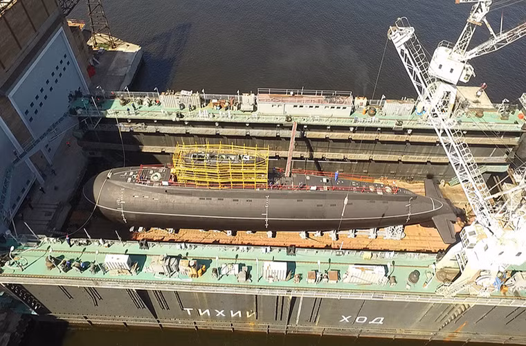 Trong ảnh là tàu ngầm diesel-điện Kolpino (B-271) cũng là tàu ngầm Kilo 636 cuối cùng mà Hải quân Nga đặt mua. Nó được khởi đóng ngay sau tàu Veliky Novgorod và cả hai đều thuộc phiên bản Project 636.3.