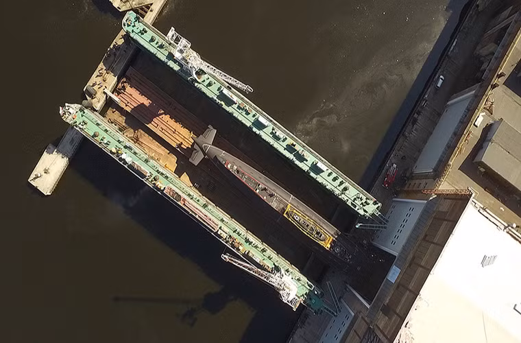 Lượng giãn nước tối đa của mỗi tàu ngầm Kilo khi lặn là 4.000 tấn, thân tàu dài từ 70-74m tùy thuộc vào từng biến thể và có chiều cao gần 10m kể cả tháp chỉ huy. Nguồn năng lượng chính của tàu là hai máy phát điện diesel có công suất 1.000kW cùng với đó là hệ thống pin nhiên liệu.