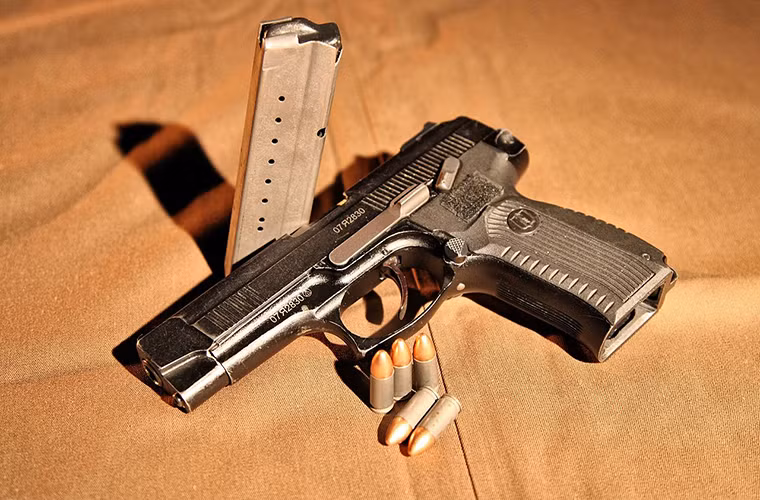 Yarigin PYa sử dụng cỡ đạn 9x19mm với hộp tiếp đạn tiêu chuẩn 7N21 và 7N31 trong khi đó các dòng súng ngắn của Liên Xô trước đây đều sử dụng cỡ đạn 9x18mm. Thay đổi này cho phép PYa có thể cạnh tranh với các mẫu súng ngắn tự động sử dụng 9mm khác của NATO.