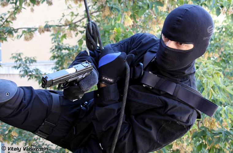 Các nhà thiết kế PYa cũng trang bị cho mẫu súng ngắn này một số phụ kiện mở rộng như thiết bị ngắm laser, đèn chiếu sáng và ống giảm thanh. Để gắn các thiết bị hổ trợ này PYa buộc phải gắn thêm một giá đỡ rời điều này cũng khiến tăng thêm trọng lượng của súng.