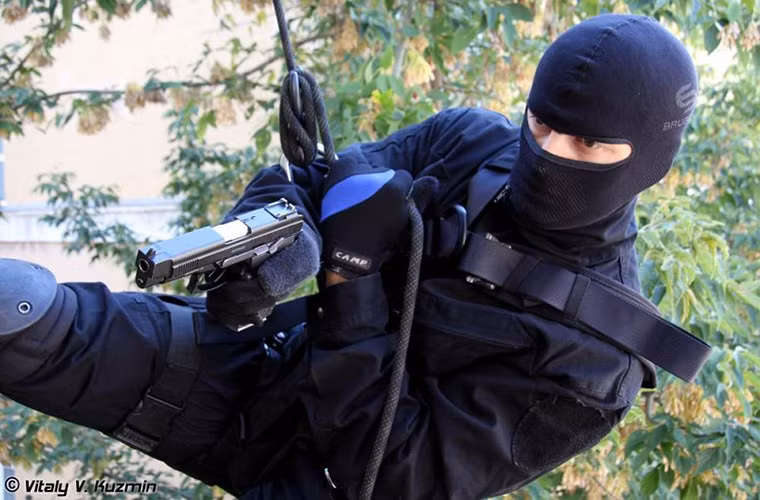 Các nhà thiết kế PYa cũng trang bị cho mẫu súng ngắn này một số phụ kiện mở rộng như thiết bị ngắm laser, đèn chiếu sáng và ống giảm thanh. Để gắn các thiết bị hổ trợ này PYa buộc phải gắn thêm một giá đỡ rời điều này cũng khiến tăng thêm trọng lượng của súng.