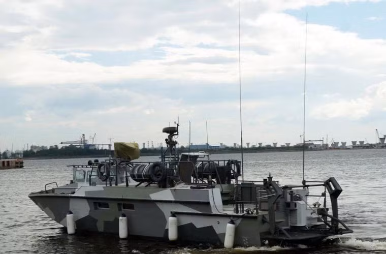 BK-16 lắp hai động cơ công suất 780 mã lực cho tốc độ tối đa 42 hải lý/h, tốc độ kinh tế 30 hải lý/h, dự trữ hành trình 400 dặm, thời gian hoạt động 24 tiếng.