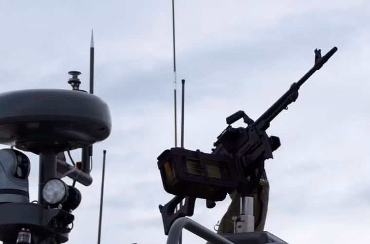 Ngoài ra trên tàu còn được trang bị hai giá súng có thể gắn súng 12,7mm hoặc súng máy 7,62mm, đáp ứng tốt cho nhiệm vụ vừa cơ động đổ bộ vừa tấn công lên bãi biển.