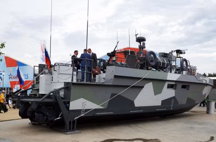 Theo một số nguồn tin, khung thân và siêu kiến trúc tàu đổ bộ được làm bằng nhôm AMg. Tàu dài 16,45m, rộng 4m, mớn nước 0,87m và cao 4,33m.