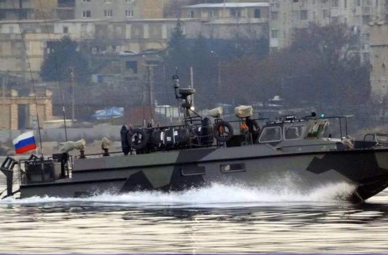 Chỉ cần kíp lái hai người để vận hành tàu đổ bộ đặc biệt này, và con tàu có thể chở được tới 19 người.