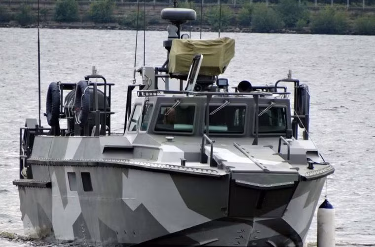 Đặc biệt, con tàu được tuyên bố là có thể trang bị cả tổ hợp tên lửa chống tăng Kornet.