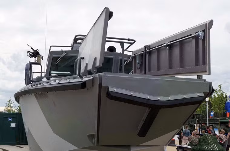 Mới đây, Tập đoàn Kalashnikov đã bàn giao thiết kế tàu đổ bộ BK-16 cho Quân đội Nga. Đây là một trong những sản phẩm "lấn sân" gây chú ý của nhà sản xuất súng trường AK-47 huyền thoại.