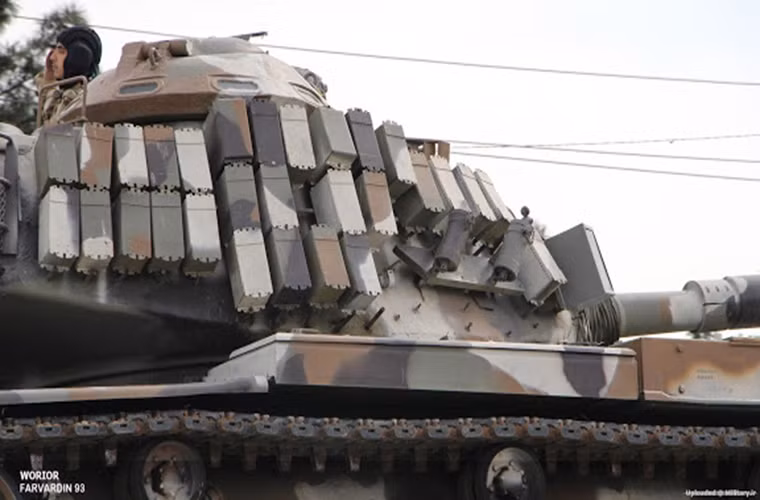 Xe tăng M60A1 của Iran cũng được trang bị pháo chính M68 105mm, cùng động cơ diesel AVDS-1790-2 V12 có công suất 750 mã lực. Iran còn trang thêm cho những chiếc M60A1 của họ hệ thống giáp phản ứng nổ xung quanh tháp pháo và phía trước xe.