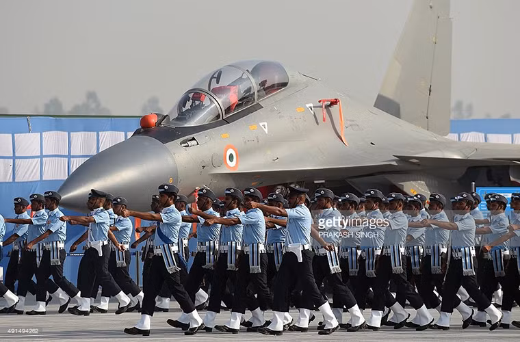 Theo RIR, Ấn Độ đang tăng tốc quá trình đàm phán với Nga để triển khai chương trình hiện đại hóa toàn bộ phi đội 194 chiếc tiêm kích đa năng Su-30MKI của nước này với trị giá ước tính khoảng 8 tỷ USD. Sau khi nâng cấp, Su-30MKI sẽ sở hữu sức mạnh gần như tương tương các dòng chiến đấu cơ thế hệ thứ 5 với tên gọi mới là Super Sukhoi.
