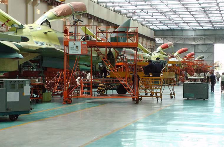 Một đại diện khác của Không quân Ấn Độ lại nghĩ rằng, Super Sukhoi về cơ bản không thể so sánh được với FGFA và cả hai dòng chiến đấu cơ này sẽ được Ấn Độ phát triển song song.