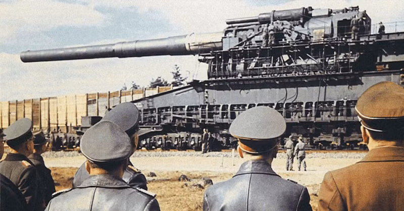  Quái pháo Schwerer Gustav: Đây là khẩu pháo lớn nhất từng được chế tạo với cỡ nòng tới 800 mm. Nó có thể bắn đi đạn pháo nặng 8 tấn ở cự ly 37 km. Tuy nhiên, Gustav nặng tới 1.350 tấn và cần tới 2.500 người để vận hành. Khẩu pháo mạnh nhất lịch sử chỉ có thể bắn...14 phát/ngày. 2 khẩu đã được chế tạo nhưng chỉ có 1 từng khai hỏa. Cả hai đã bị phá hủy do lo ngại rơi vào tay đồng minh.