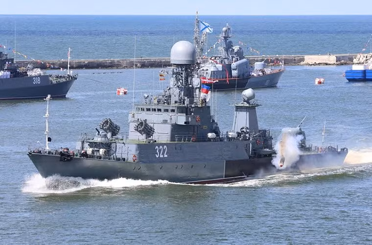 Một mẫu tàu chiến chủ lực khác của Hạm đội Baltic là các tàu hộ vệ chống ngầm lớp Parchim, đây cũng là hạm đội duy nhất của Nga được trang bị tàu Parchim.