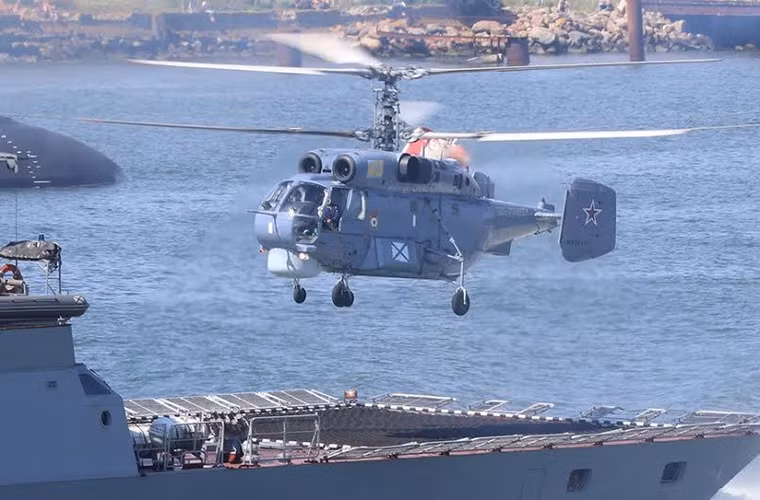 Trong ảnh là trực thăng chống ngầm Ka-27 cánh trên tàu hộ vệ Soobrazitelnyy trong buổi lễ hôm 31/7.