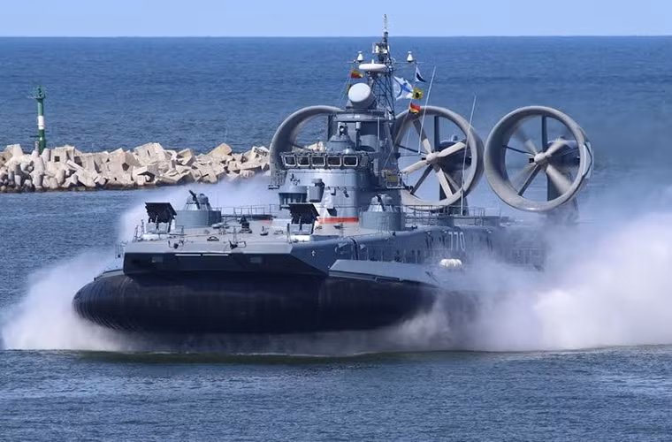 Tàu đổ bộ khí đệm cỡ lớn lớp Zubr của Hạm đội Baltic, nó có thể chở theo tối đa 500 lính thủy đánh bộ hoặc 8 xe bọc thép cùng 115 quân.