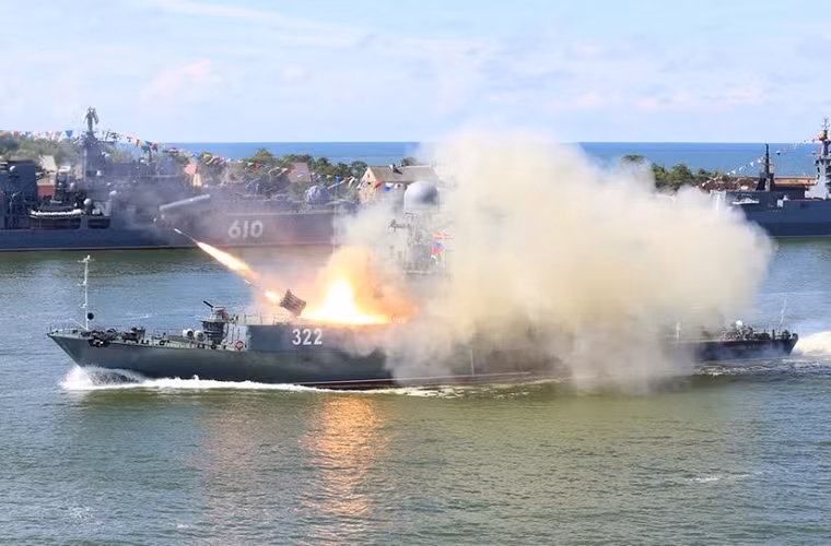 Một tàu thuộc biên đội tàu Parchim trình diễn sức mạnh của tổ hợp rocket chống ngầm RBU-6000 tại Baltiysk.