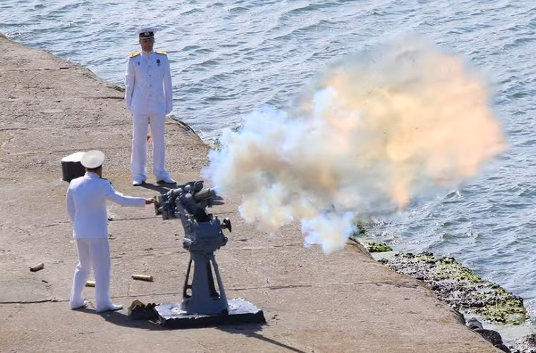 Tuy nhiên năm nay Hạm đội Baltic tổ chức Ngày Hải quân tại hai nơi gồm Baltiysk và Kronshtadt ở St. Petersburg. Đích thân Tổng thống Nga Vladimir Putin sẽ tham gia lễ duyệt binh tại Kronshtadt.