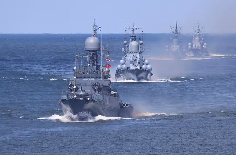 Hình ảnh biên đội tàu chiến của Hạm đội Baltic tiến vào Baltiysk trong buổi lễ hôm 31/7.