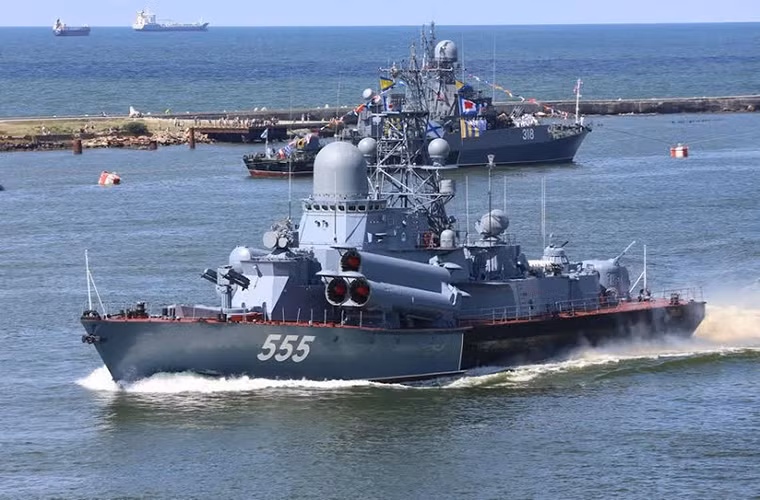 Hình ảnh tàu tấn công tên lửa lớp Nanuchka của Hạm đội Baltic, nó được trang bị tới 6 tên lửa chống hạm P-120 Malakhit có tầm bắn lên đến 110km và có khả năng triển khai cả vũ khí hạt nhân chiến thuật.