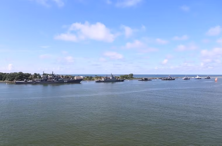 Trang quân sự Arms-Expo đưa tin cho hay, hôm 31/7 Hạm đội Baltic của Nga đã tổ chức duyệt binh quy mô tại căn cứ hải quân Baltiysk nhân Ngày Hải quân Nga. Lễ duyệt binh trên có sự tham gia của hầu hết các tàu chiến hiện đại nhất của hạm đội này.