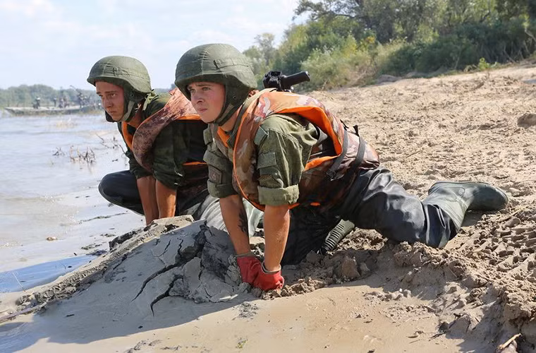 Hình ảnh hai binh Nga giữ dây neo cho PMP trước khi cây cầu được cố định.