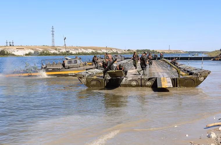 Trong ảnh là ca-nô công binh BMK-225 hỗ trợ lắp ráp các mảng cầu phao PMP lại với nhau.