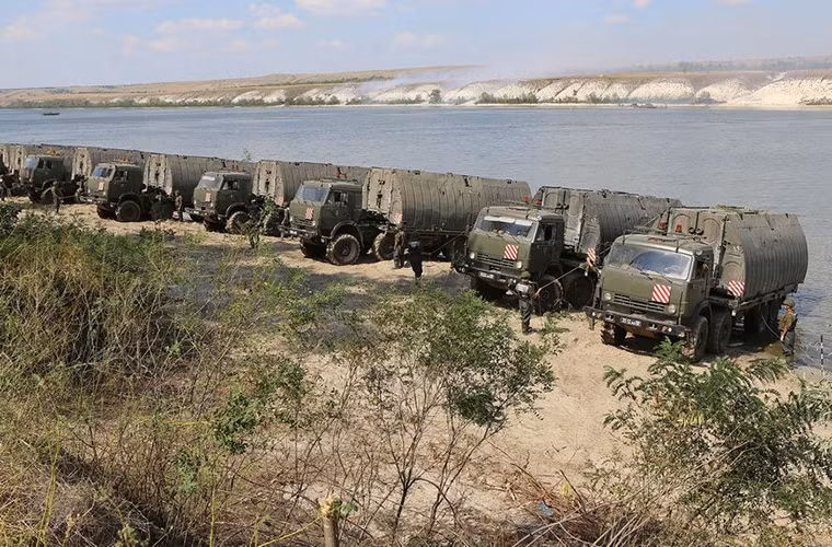 Kavkaz-2016 là một trong những đợt tập trận lớn nhất trong năm của Quân đội Nga với sự tham gia của hơn 120.000 binh sĩ đến từ ba quân khu gồm Quân khu phía Nam, Quân khu Trung tâm và Quân khu phía Tây cùng với đó là các hạm đội đóng tại các quân khu trên.