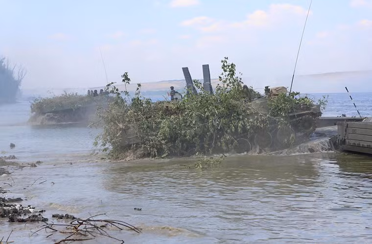 Điển hình như xe bọc thép đa năng MT-LB, mỗi chiếc PMM-2M có khả năng chịu tải lên tới 85 tấn.