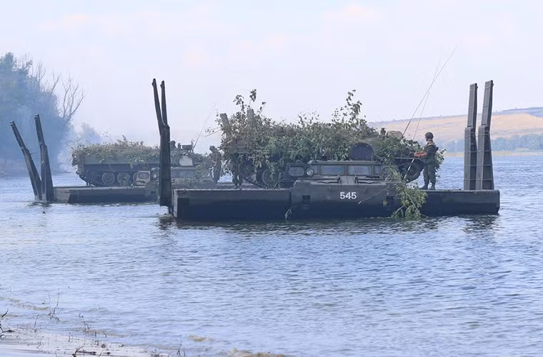 Trong khi đó mỗi chiếc MT-LB chỉ tầm 12 tấn.