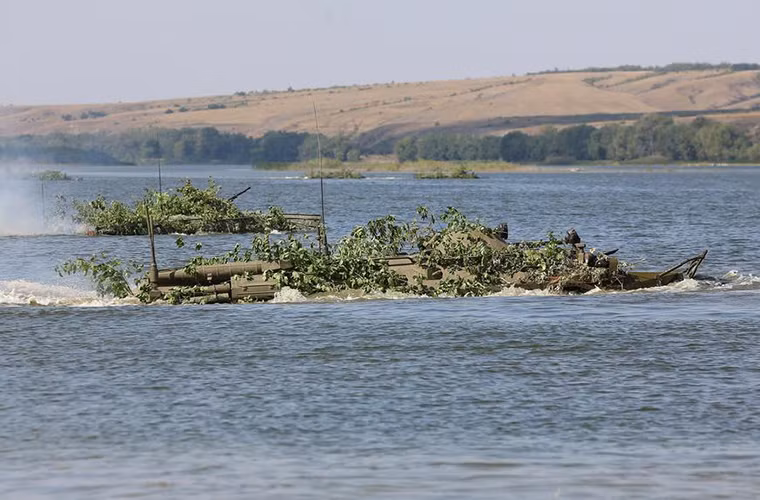 BTR-80 hoàn toàn có khả năng vượt sông mà không cần hổ trợ.