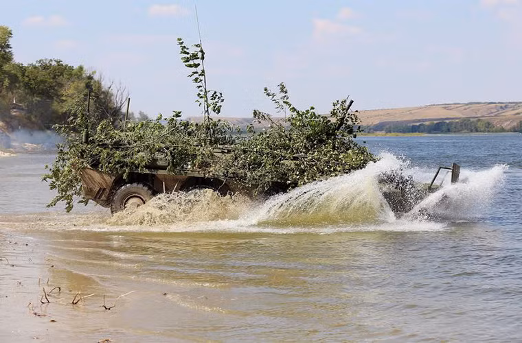 Tiếp theo đó là xe bọc thép chở quân BTR-80.
