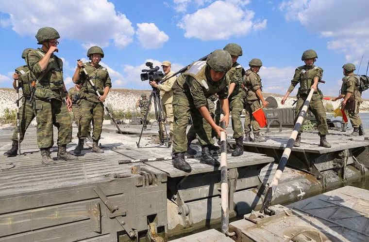 Trước khi tiến hành triển khai PMP, các đơn vị trinh sát của công binh Nga phải khảo sát trước địa hình khu vực sẽ triển khai cầu phao nhằm đảm bảo an toàn trong quá trình đưa quân vượt sông.