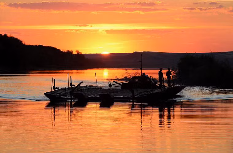 Hình ảnh canô BMK-225 kéo một đốt cầu PMP về lại điểm tập kết vào cuối ngày kết thúc một ngày diễn tập đầy vất vả.