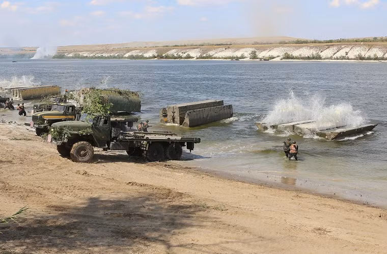 Trong ảnh là một đơn vị công binh Nga triển khai cầu phao PMP trên sông Đông chảy qua vùng Volgograd thuộc Quân khu phía Tây Nga.