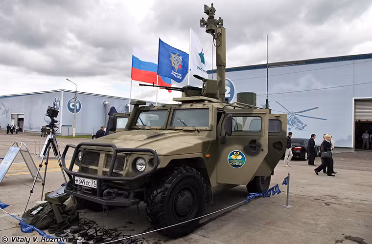 Các tổ hợp trinh sát Sova-SBRM được Quân đội Nga phát triển dựa trên khung gầm xe bọc thép tiêu chuẩn GAZ-233.036 TIGR. Mỗi tổ hợp Sova-SBRM có thể mang theo từ 50-80 cảm biến địa chấn và âm thanh toàn bộ các cảm biến này đều có thể được điều khiển, truyền nhận và dữ liệu từ xa.