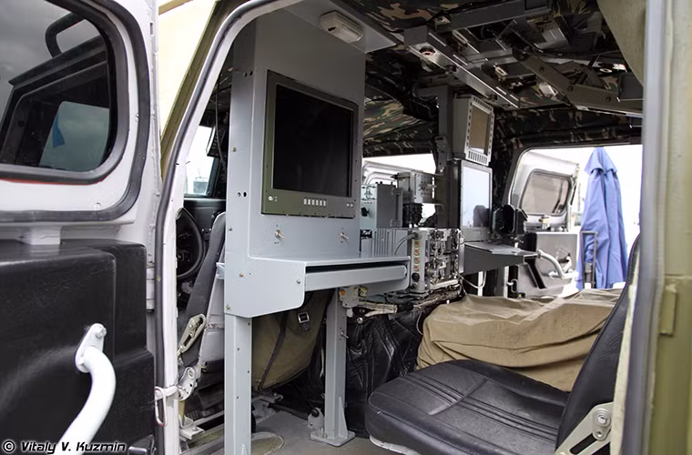 Bên trong trung tâm điều khiển của Sova-SBRM được đặt trên TIGR với kíp chiến đấu gồm 4 người.