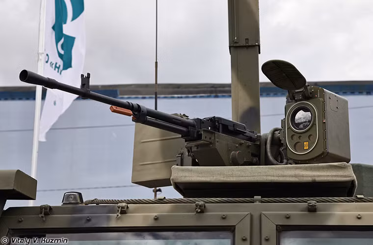 Dù là một tổ hợp trinh sát nhưng Sova-SBRM cũng được tích hợp sẵn một tổ hợp vũ khí điều khiển từ xa với súng máy NSV 12.7mm.