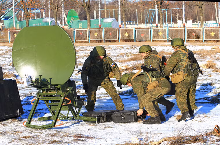 Được biết đây cũng là một phần trong chương trình huấn luyện mùa đông diễn ra vào cuối năm 2015 của lực lượng Hải quân Đánh bộ Nga trước khi bước vào kỳ nghỉ năm mới.