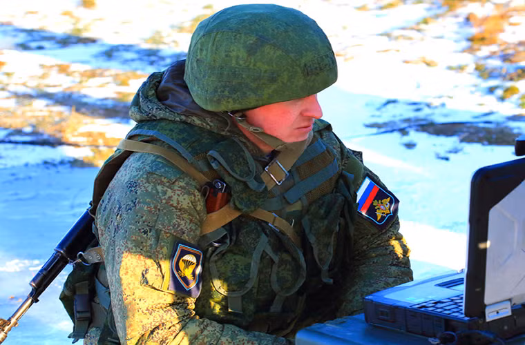 Toàn bộ hệ thống liên lạc vệ tinh di động này được điều khiển thông qua các máy tính xách tay quân dụng đi kèm với nó, chính điều này khiến hệ thống liên lạc vệ tinh này cơ động và dễ triển khai hơn so với các hệ thống liên lạc vô tuyến trước đó của Quân đội Nga.