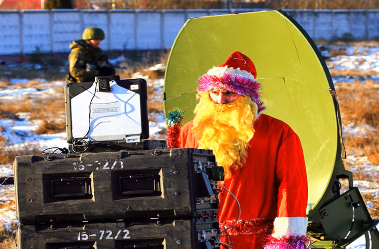 Một binh sĩ Nga hóa trang thành Noel trong buổi huấn luyện vào hôm 29/12 năm ngoái.