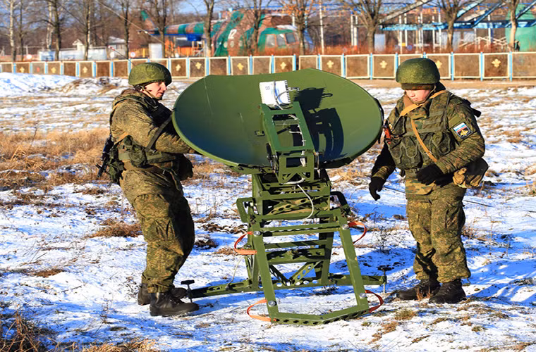 Trong ảnh là hai binh sĩ Nga thu gọn hệ thống liên lạc vệ tinh di động sau khi hoàn tất quá trình triển khai.