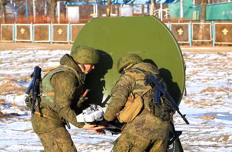Dù khi triển khai có kích thước khá lớn nhưng hệ thống liên lạc vệ tinh di động này có thể được gấp gọn lại và phù hợp với mọi phương tiện cơ giới mà Quân đội Nga đang sử dụng.