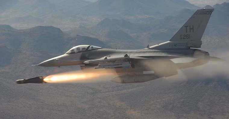  Tên lửa AGM-65 Maverick có chiều dài 2,49 m, đường kính 30 cm, sải cánh 710 mm, trọng lượng phóng 210-304 kg tùy thuộc đầu đạn. Tầm bắn trên 22 km. Ảnh: Không quân Mỹ