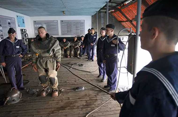 Các thiết bị lặn hay bộ đồ lặn tiêu chuẩn của Hải quân Nga cho phép người mặc có thể lặn ở độ sâu từ 30-67m, chúng cũng có thể hoạt động ở vùng nước có nhiệt độ thấp từ 2 độ C trở lên.